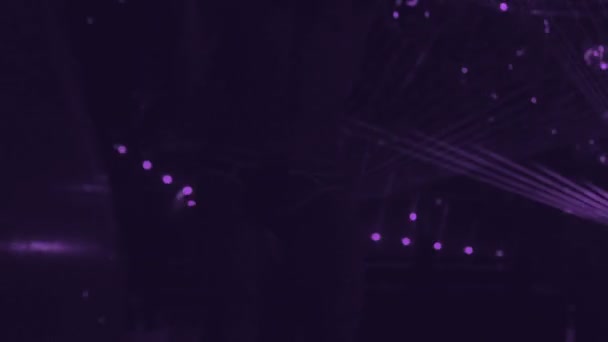 Silhouette d'un mâle go danseur dans un club avec la lumière clignotant sur lui 