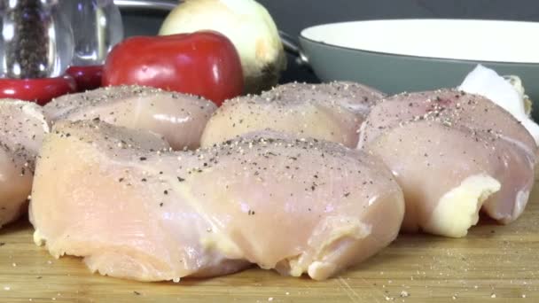 Slider Shot Pollo Crudo Condito Tagliere — Video Stock