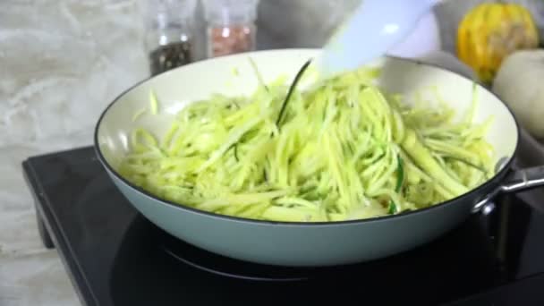 Omrörning Zucchini Nudlar Skillet — Stockvideo