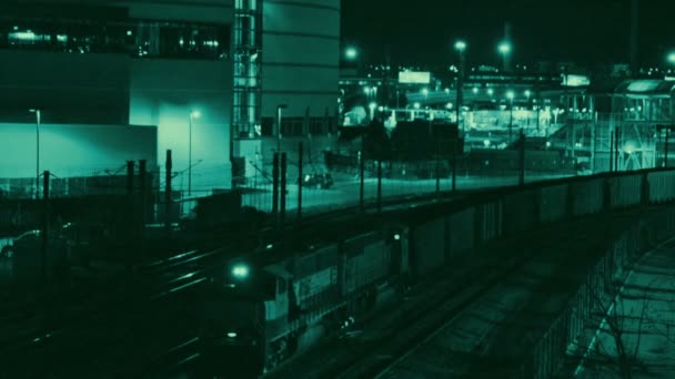 Вагон Поезда Движущегося Через Железнодорожный Двор Цвет Ночного Видения — стоковое видео