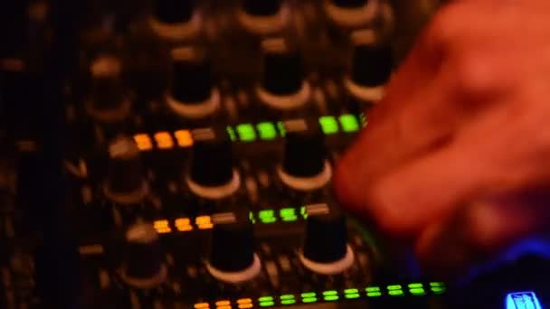 DJs console sonore vibrante au rythme qu'il ajuste les boutons 