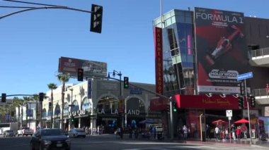 Hollywood, Ca - 27 Ocak 2020: Hollywood Şöhret Yolu 'ndaki ünlü Madam Tussauds' un önünde kalabalık