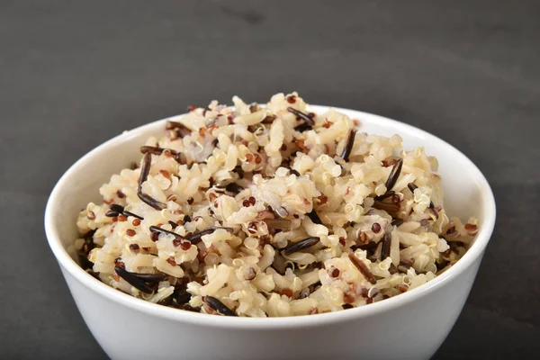 Mezcla de quinua y arroz en un tazón — Foto de Stock