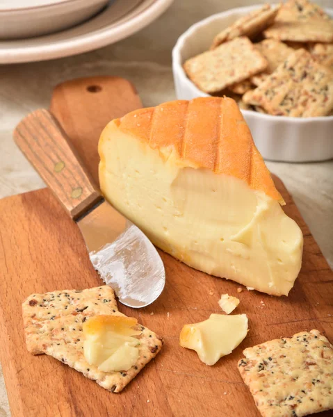 Gourmet cheese and crackers — Stock Photo, Image