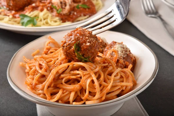 Eating spaghetti — Stock Photo, Image