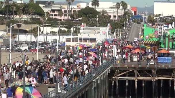 Multidões Turistas Entupir Cais Santa Mônica Belo Dia Ensolarado — Vídeo de Stock