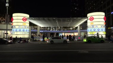 Geceleri 7. figür, Los Angeles şehir merkezinde ünlü bir alışveriş ve eğlence merkezi.