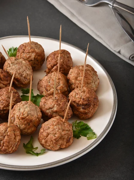 Délicieuses Boulettes Viande Italiennes Avec Cure Dents Servies Comme Apéritif — Photo