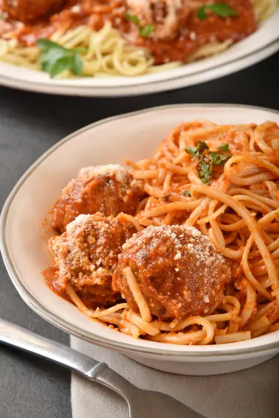 Garnitür Spagetti Köfte Servis Tabağının Yanında — Stok fotoğraf