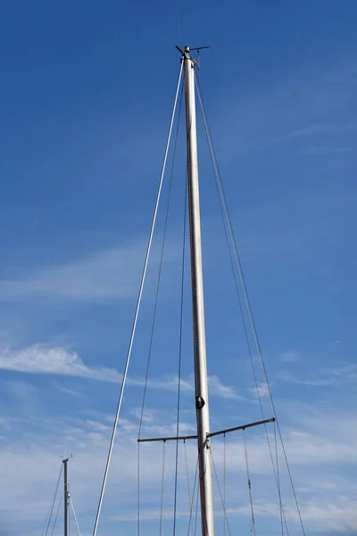 Mastro Barco Vela Contra Belo Céu Azul — Fotografia de Stock