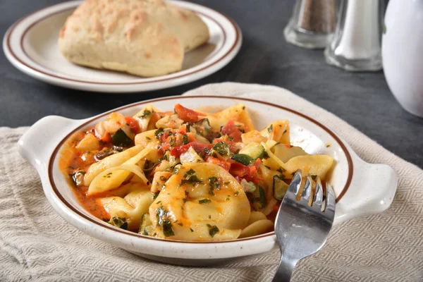 Tortellini Nadziewane Serem Ricotta Szpinakiem Czerwonym Sosie Pesto — Zdjęcie stockowe