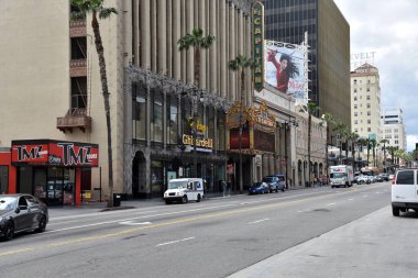 HOLYWOOD, CA - 16 Mart 2020: El Capitan Tiyatrosu 'nun Şöhret Yolu üzerindeki Hollywood Bulvarında trafik veya turist yok