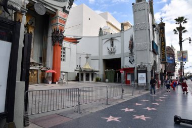 HOLYWOOD, CA - 16 Mart 2020: Graumans Çin Tiyatrosu barikat kurup kapatıldı ve Hollywood Şöhret Yolu Coronavirus salgını sırasında terk edildi