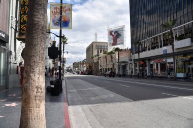 HOLYWOOD, CA - 16 Mart 2020: Hollywood Bulvarı Coronavirüs salgını sırasında Ünlüler Yolu boyunca terk edildi