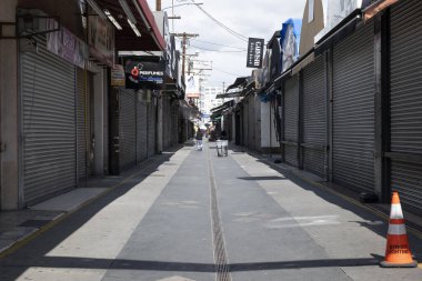LOS ANGELES, CA / USA - 19 Mart 2020: Los Angeles Moda Bölgesi 'nde genellikle kalabalık olan Santee Alley Coronavirus korkusu sırasında tahta çakılı ve boş
