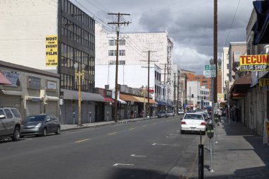 LOS ANGELES, CA / USA - 19 Mart 2020: Corona virüsü tehdidi sırasında Los Angeles Moda Bölgesi sokakları terk edildi