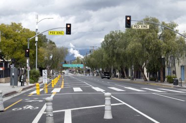 LOS ANGELES, CA / USA - 19 Mart 2020: Los Angeles şehir merkezindeki ana cadde Coronavirus korkusu sırasında terk edilmiş durumda