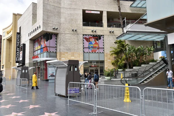 Hollywood Usa March 2020 Baricades Restrict Entrance Hollywood Highland Mall — Stock Photo, Image
