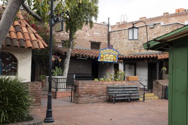 LOS ANGELES, CA - 19 Mart 2020: Coronavirus korkusu nedeniyle Olvera Caddesi 'nde kapalı bir restoran. Bu, Valilerin eyalet çapındaki karantina kararından önceydi..