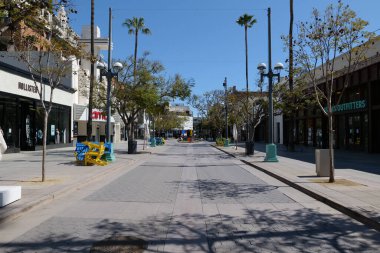 Santa Monica, CA / USA - 21 Mart 2020: Yoğun Üçüncü Cadde Gezinti Alanı Coronavirus karantinası sırasında terk edildi