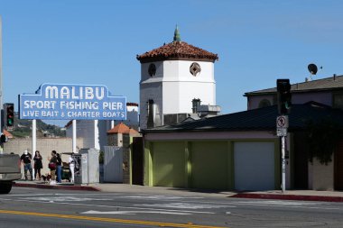 Malibu, CA / USA - 21 Mart 2020: Pasifik kıyı otoyolunun girişinde Malibu İskelesi tabelası