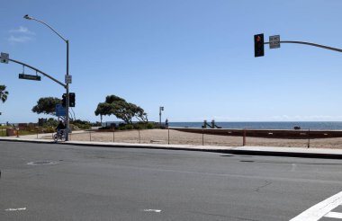 Laguna Beach, CA / USA - 23 Mart 2020: Laguna Sahili kapatıldı ve COVID-19 'un kapatılması için bir cankurtaran devriyesi görevlendirildi