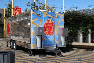 Santa Monica, CA - 21 Mart 2020: Santa Monica İskelesi 'nin karşısındaki Büyük Amerikan Fries Co restoranı Coronavirus kapanması sırasında kapandı