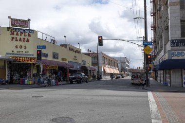 LOS ANGELES, CA - 19 Mart 2020: Normalde kalabalık Los Angeles Moda Bölgesi, Coronavirus 'un kötürüm şehirden korktuğu gibi terk edilmiş durumda