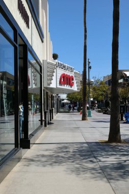 Santa Monica, CA - 21 Mart 2020: Çöldeki AMC Tiyatrosu Coronavirus karantinası sırasında kapatıldı