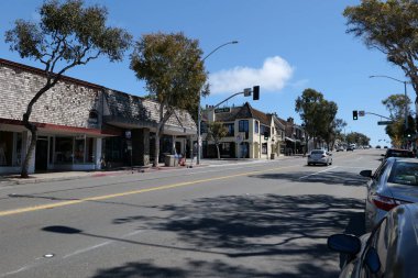 Laguna Plajı, CA - 23 Mart 2020: Pasifik Sahil Otoyolu Coronavirus kapanışı sırasında Laguna Sahili 'nde neredeyse terk edilmiş.