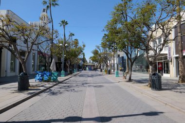 Santa Monica, CA - 21 Mart 2020: Coronavirus karantinası sırasında bir açık hava alışveriş merkezi terk edildi