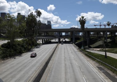 Los Angeles, CA - 25 Mart 2020: Los Angeles 'taki 110 ve 101 numaralı otoyolların Meşhur Yığın kavşağı, Coronavirüs nedeniyle yoğun saatlerde terk edildi.