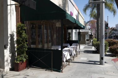 Beverly Hills, CA - 27 Mart 2020: Coronavirus karantinası nedeniyle Beverly Hills 'te terk edilmiş bir kaldırım kafesi
