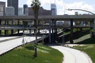 Los Angeles, CA / USA - 25 Mart 2020: Los Angeles 'taki yoğun 110 ve 101 otoyollarının dört katlı kavşağı Coronavirus nedeniyle yoğun saatlerde terk edildi