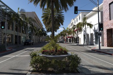 Beverly Hills, CA / USA - 27 Mart 2020: Ünlü Rodeo Drive Coronavirus karantinası sırasında bir Cuma öğleden sonra tamamen terk edildi