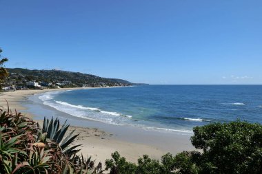 Kıyı şeridi tropikal bir tatil beldesi, Laguna Beach California