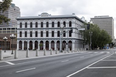 LOS ANGELES, CA / USA - 19 Mart 2020: Ünlü Olvera Caddesi ve ana caddenin köşesindeki tarihi Pico House, Coronavirus korkusu sırasında popüler bir turizm merkezi terk edildi