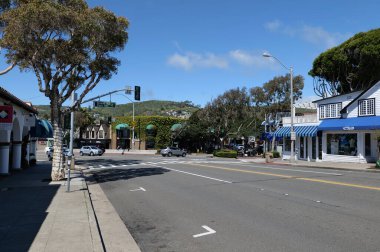Laguna Beach, CA / USA - 23 Mart 2020: Pasifik Sahil Otobanı Coronavirus karantinası sırasında neredeyse terk edilmiş.