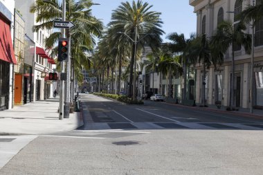 Beverly Hills, CA / USA - 27 Mart 2020: Ünlü Rodeo Drive Coronavirus karantinası sırasında bir Cuma öğleden sonra tamamen terk edildi