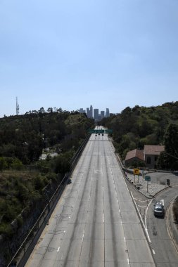 Los Angeles, CA / USA - 25 Mart 2020: Los Angeles şehir merkezine giden Liman Otoyolu Coronavirus karantinası sırasında terk edildi