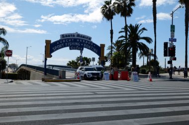 Santa Monica, CA / USA - 21 Mart 2020: Polis koronavirüs salgını sırasında kapalı olan ünlü Santa Monica İskelesi girişini kapattı