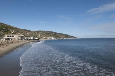 Malibu, CA / USA - 21 Mart 2020: Malibu Rıhtımı 'nın yanındaki sahil, sahiller kapanmadan önce Coronavirus sırasında terk edilmiş..