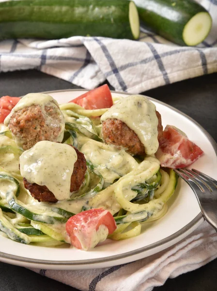 Tazón Pasta Calabacín Espiral Con Pesto Albahaca Salsa Alfredo Albóndigas —  Fotos de Stock