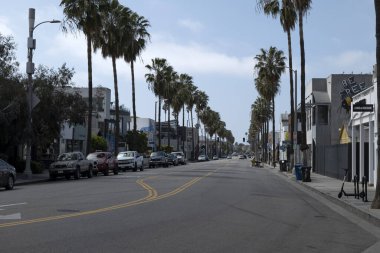 Venice Plajı, CA / USA - 1 Nisan 2020 Venedik 'teki popüler başrahip Kinney Bulvarı Coronavirus karantinası sırasında terk edilmiştir.