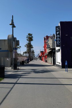 Venice Beach, CA / USA - 1 Nisan 2020: Meşhur Vnice Beach Boardwalk, Coronavirus karantinası sırasında yoğun bir turizm merkezi terk edilmiştir.