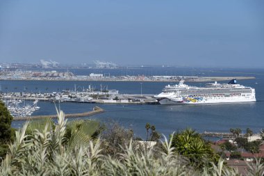 San Pedro, CA / USA - 3 Nisan 2020: Coronavirus karantinası sırasında ABD Battleship US Iowa Müzesi yakınlarındaki LA Limanı 'na büyük bir yolcu gemisi yanaştı