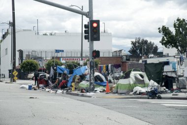 Los Angeles, CA / USA - 9 Nisan 2020: Los Angeles şehir merkezinde bir evsiz kampı Coronavirus salgını sırasında pislik ve hastalık yayıyor
