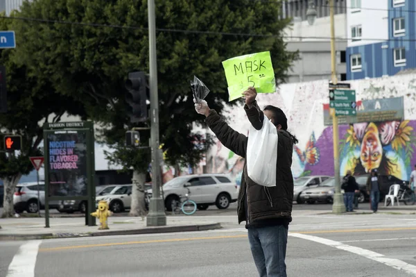 Los Angeles Usa Kwietnia 2020 Człowiek Rogu Ulicy Sprzedający Maski — Zdjęcie stockowe