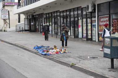 Los Angeles, CA / USA - 9 Nisan 2020: Coronavirus karantinası sırasında kaldırıma serilmiş bir sokak satıcısı