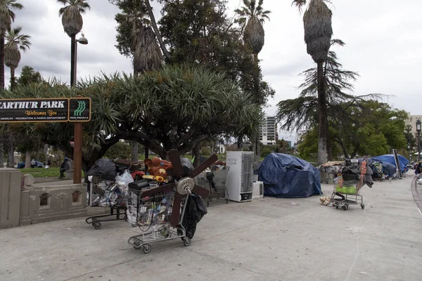 Los Angeles Usa 2020 Április Hajléktalanok Özönlöttek Macarthur Parkba Koronavírus — Stock Fotó
